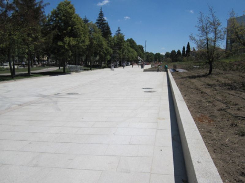 Suelo de granito en avenida de parque urbano