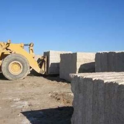 Maquinaria de obra transportando bloques de granito