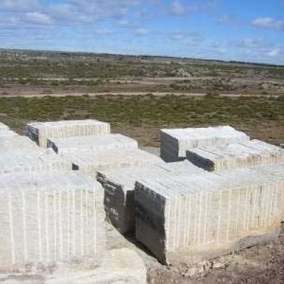 Imagen con varios bloques grandes de granito