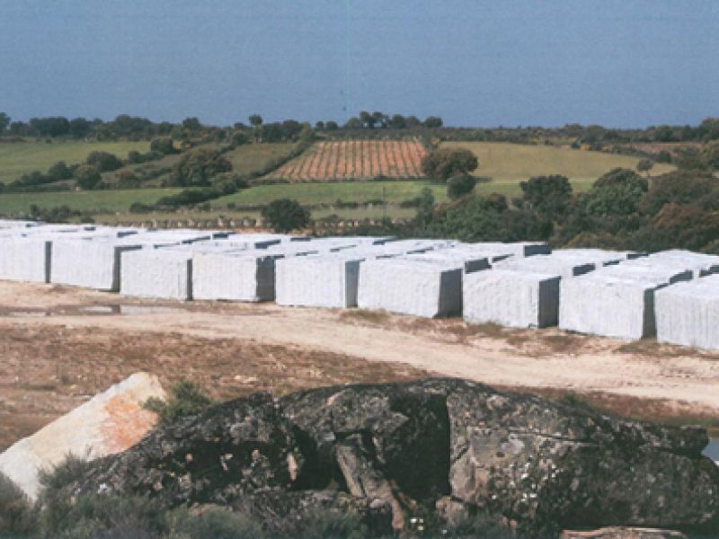 Varios bloques grandes de granito
