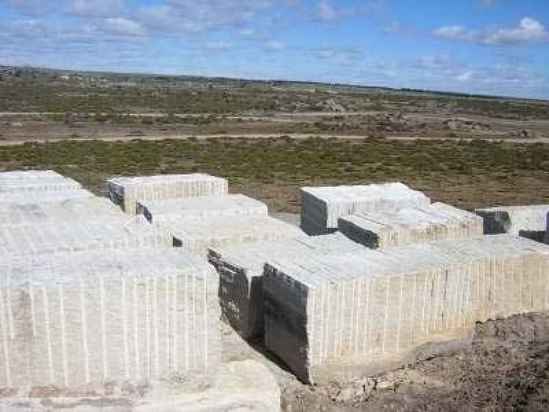 Imagen con varios bloques grandes de granito