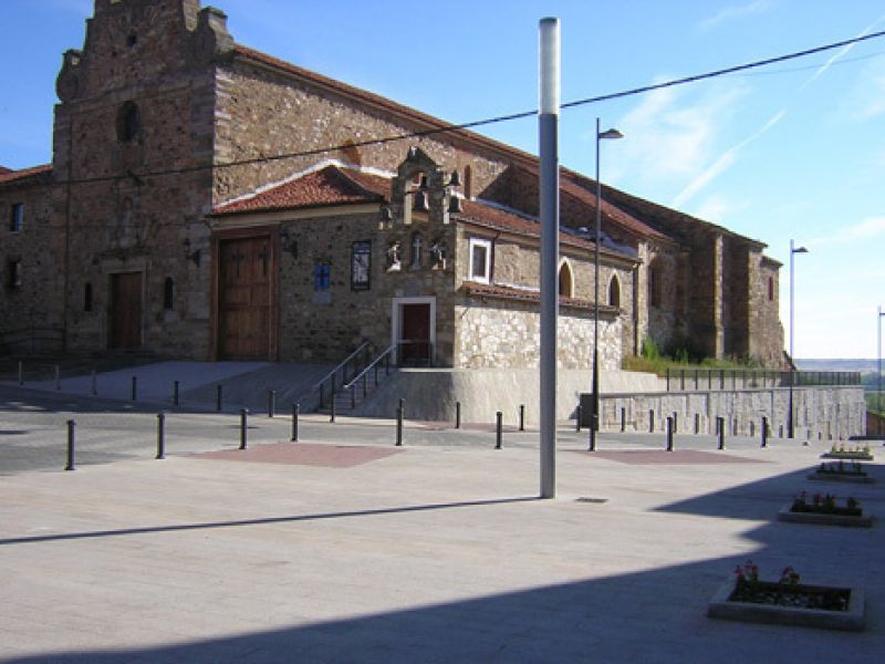 Suelo de granito en zona urbana junto a iglesia