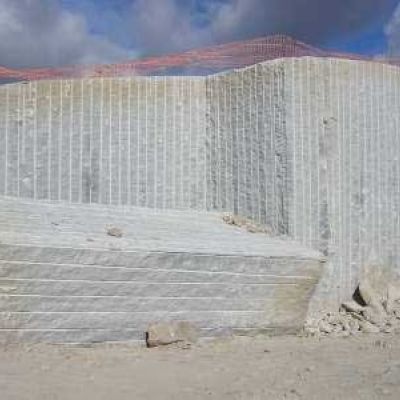 Detalle de varios bloques grandes de granito